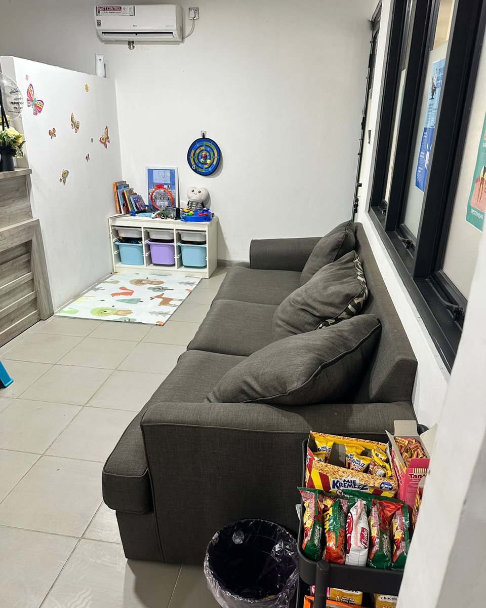 Ruang tunggu ADDC dengan area bermain anak